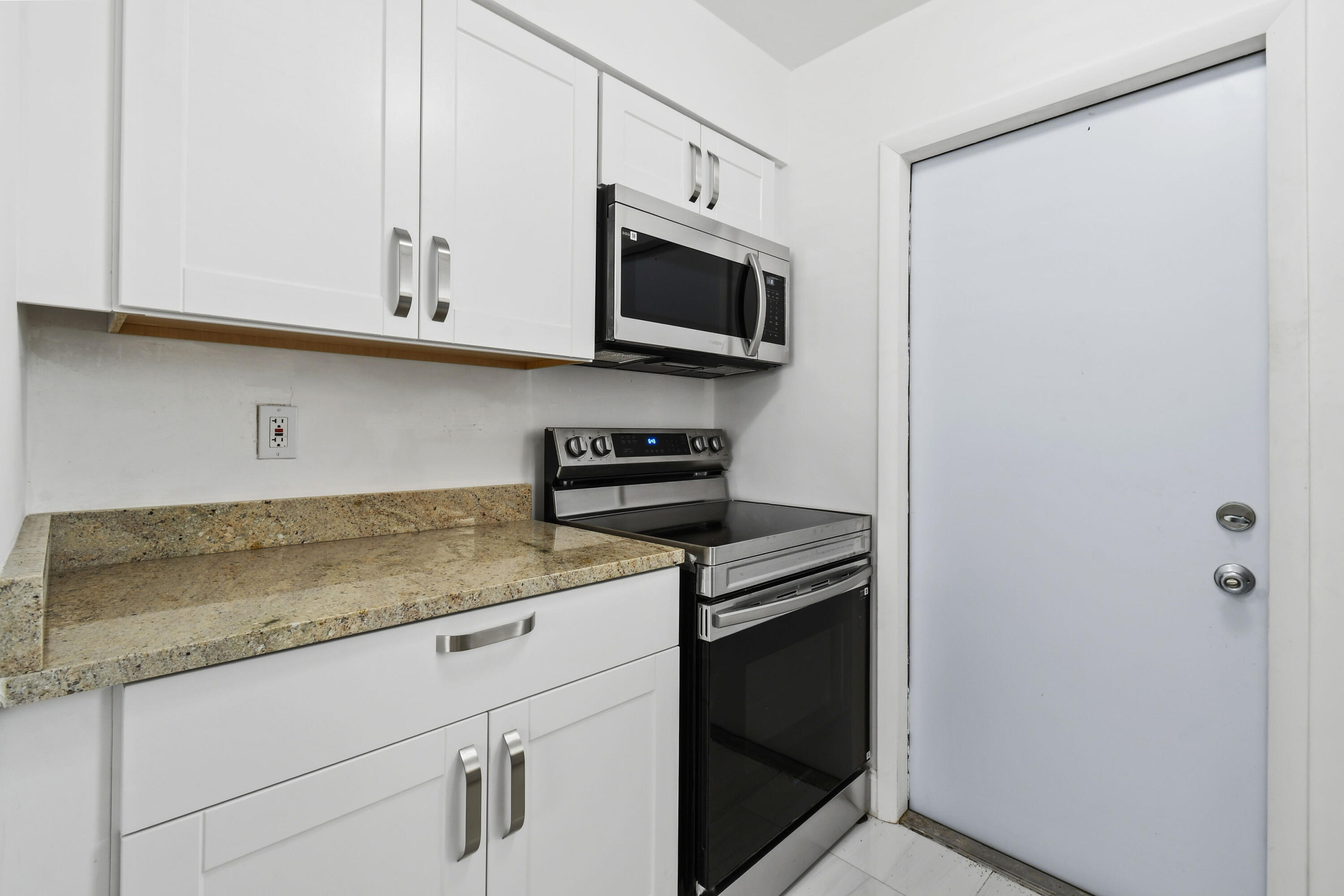 968 West 9th Street, Unit B2 Riviera Beach, FL 33404 - Photo 4 of 26 968W9thSt,UnitB2(11)