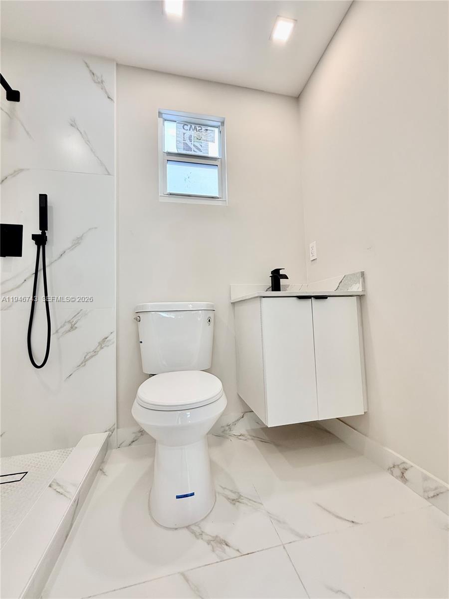 14600 Harrison Street Miami, FL 33176 - Photo 10 of 32 a bathroom with a toilet a sink and mirror