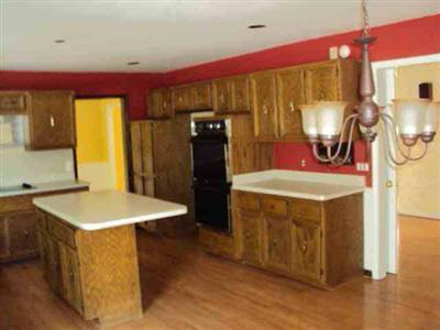 2600 Lambeth Rochester, MI 48306 - Photo 7 of 11 20272937-6.JPG