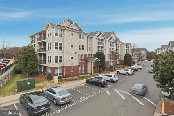$3,100 | 1600 Spring Gate Dr., Unit 2204, McLean, VA 22102