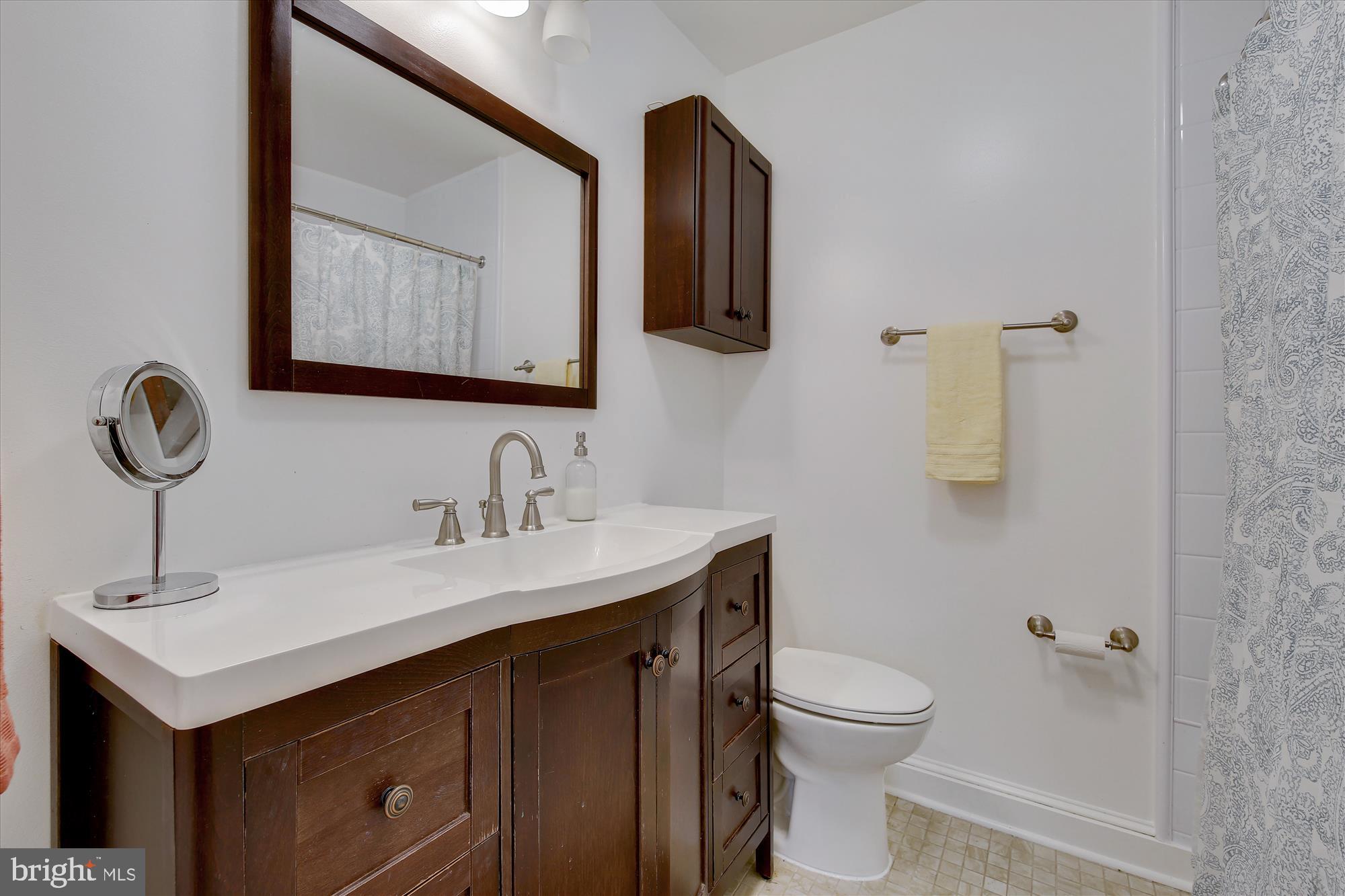 17721 Buehler Road, Unit 13 Olney, MD 20832 - Photo 20 of 42 Full bath in hallway