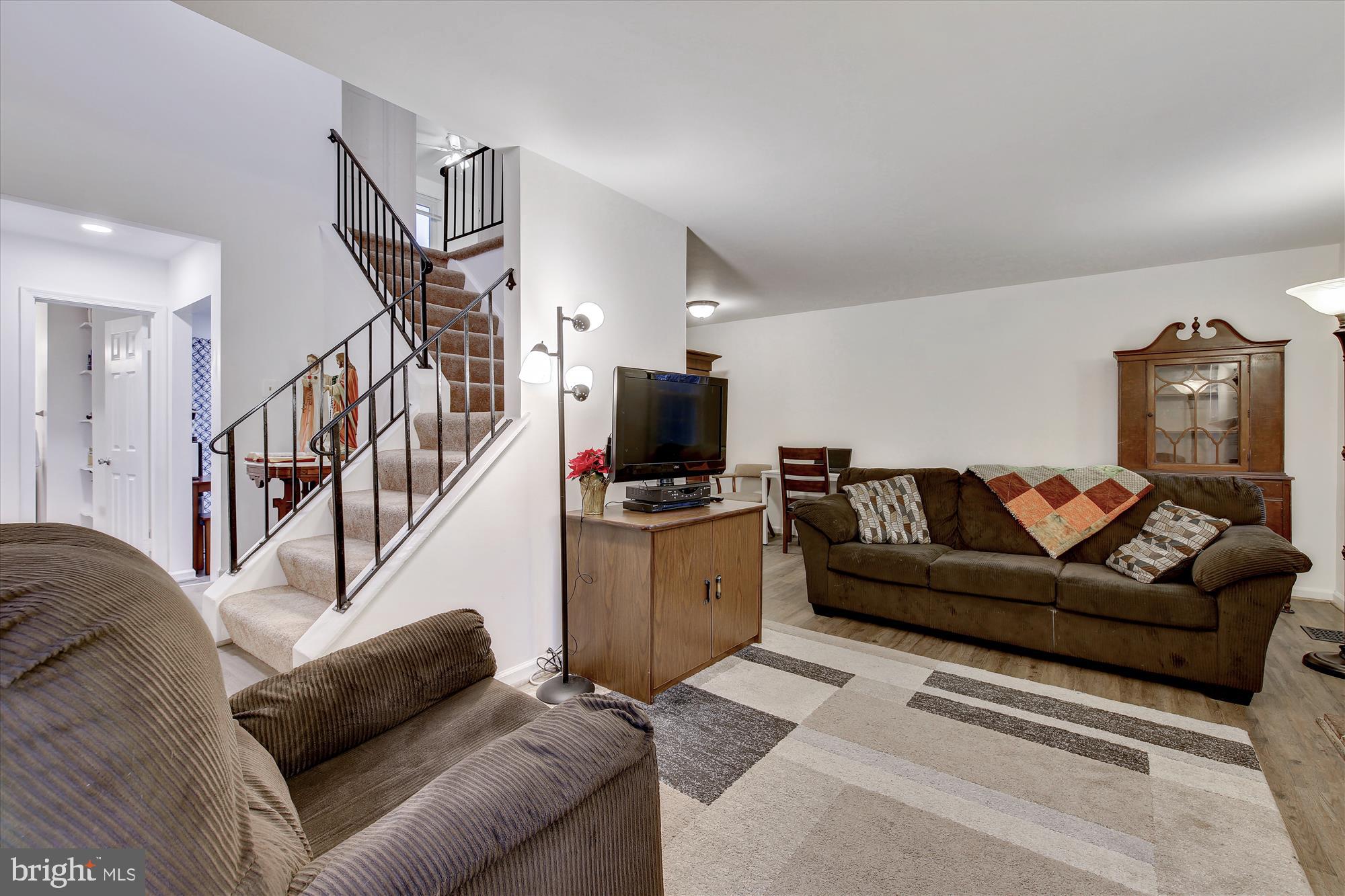 17721 Buehler Road, Unit 13 Olney, MD 20832 - Photo 7 of 42 Living room