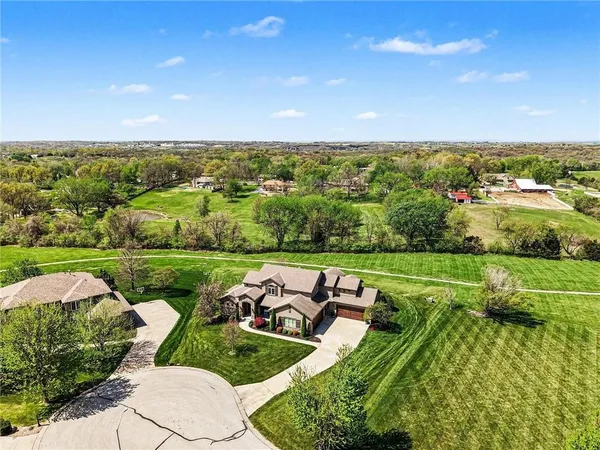 $1,500,000 | 8070 Northwest Masters Lane, Parkville, MO 64152