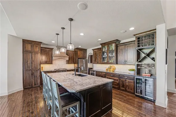 $1,500,000 | 8070 Northwest Masters Lane, Parkville, MO 64152