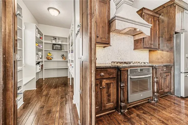 $1,500,000 | 8070 Northwest Masters Lane, Parkville, MO 64152