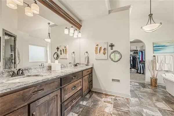 $1,500,000 | 8070 Northwest Masters Lane, Parkville, MO 64152