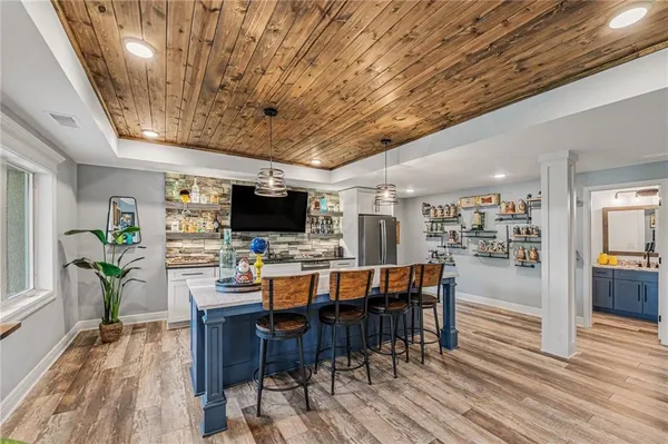 $1,500,000 | 8070 Northwest Masters Lane, Parkville, MO 64152