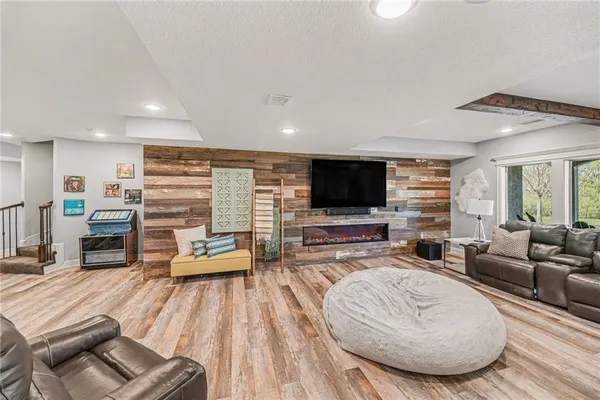 $1,500,000 | 8070 Northwest Masters Lane, Parkville, MO 64152