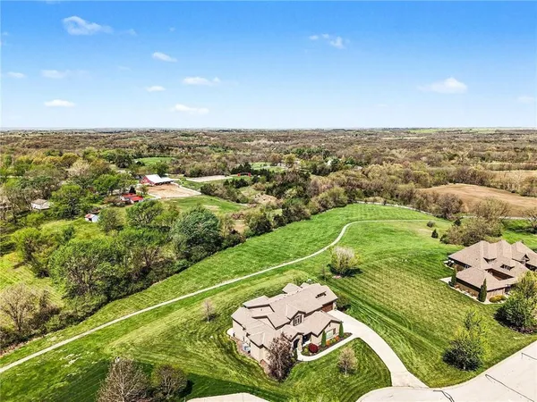 $1,500,000 | 8070 Northwest Masters Lane, Parkville, MO 64152