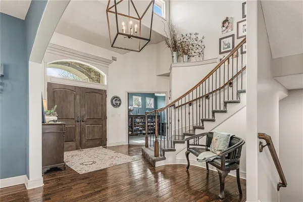 $1,500,000 | 8070 Northwest Masters Lane, Parkville, MO 64152