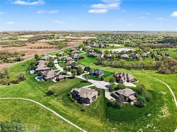 $1,500,000 | 8070 Northwest Masters Lane, Parkville, MO 64152
