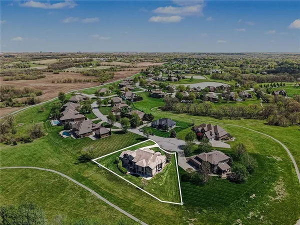 $1,500,000 | 8070 Northwest Masters Lane, Parkville, MO 64152