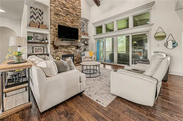 $1,500,000 | 8070 Northwest Masters Lane, Parkville, MO 64152