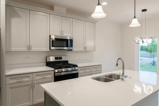 $349,900 | 513 Amherst Drive, Sycamore, IL 60178