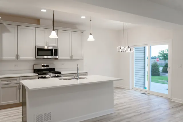 $349,900 | 513 Amherst Drive, Sycamore, IL 60178