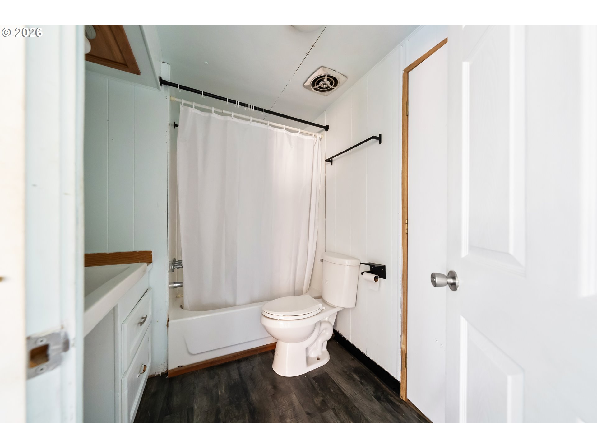 600 Southeast Edgewood Street Winston, OR 97496 - Photo 22 of 41 Bathroom