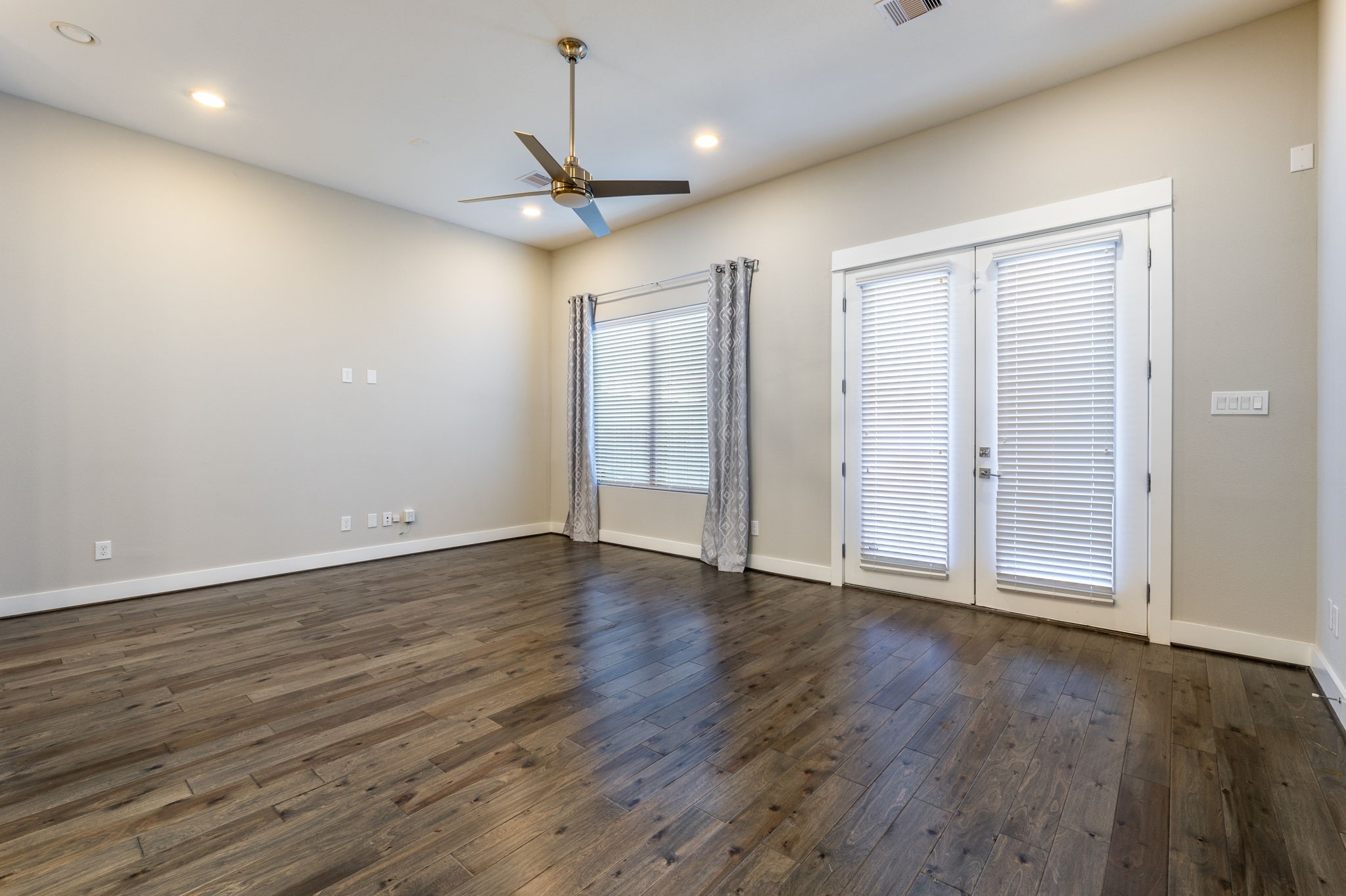 806 Thornton Road, Unit B Houston, TX 77018 - Photo 11 of 28 a view of an empty room with wooden floor
