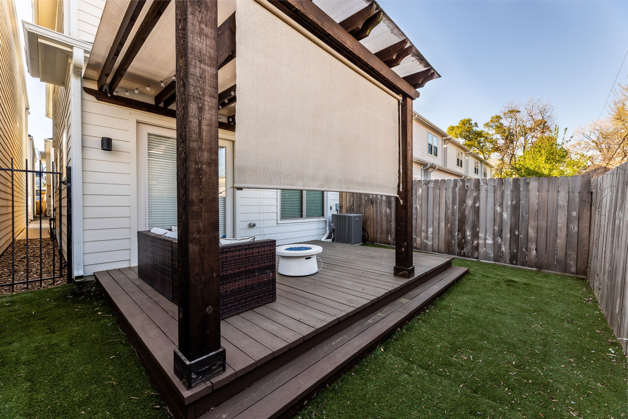 806 Thornton Road, Unit B Houston, TX 77018 - Photo 21 of 28 a view of sitting area in back yard