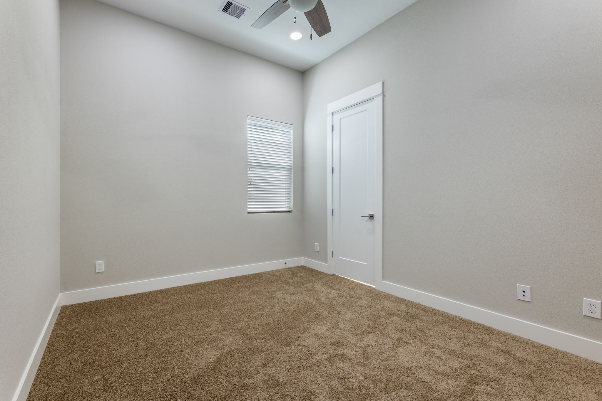 806 Thornton Road, Unit B Houston, TX 77018 - Photo 24 of 28 an empty room with windows and ceiling fan