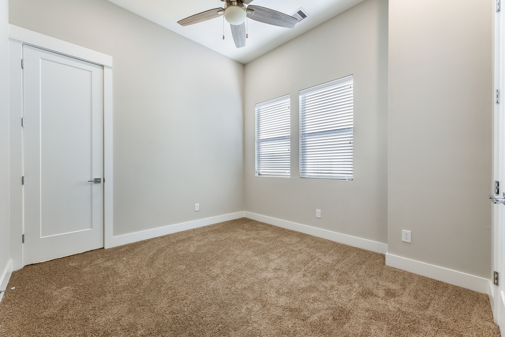 806 Thornton Road, Unit B Houston, TX 77018 - Photo 25 of 28 an empty room with windows and fan