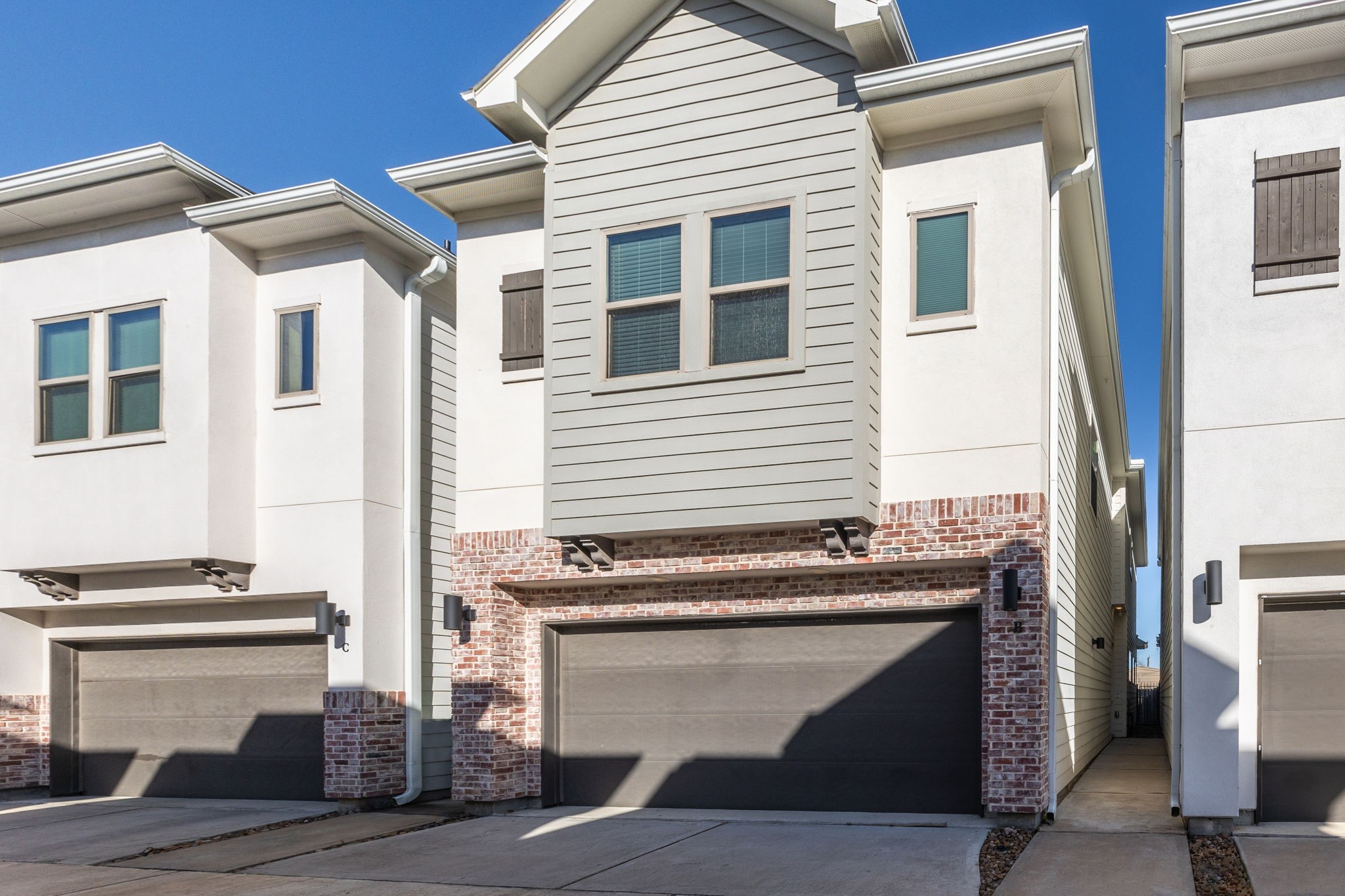 806 Thornton Road, Unit B Houston, TX 77018 - Photo 3 of 28 a front view of a house with a garage