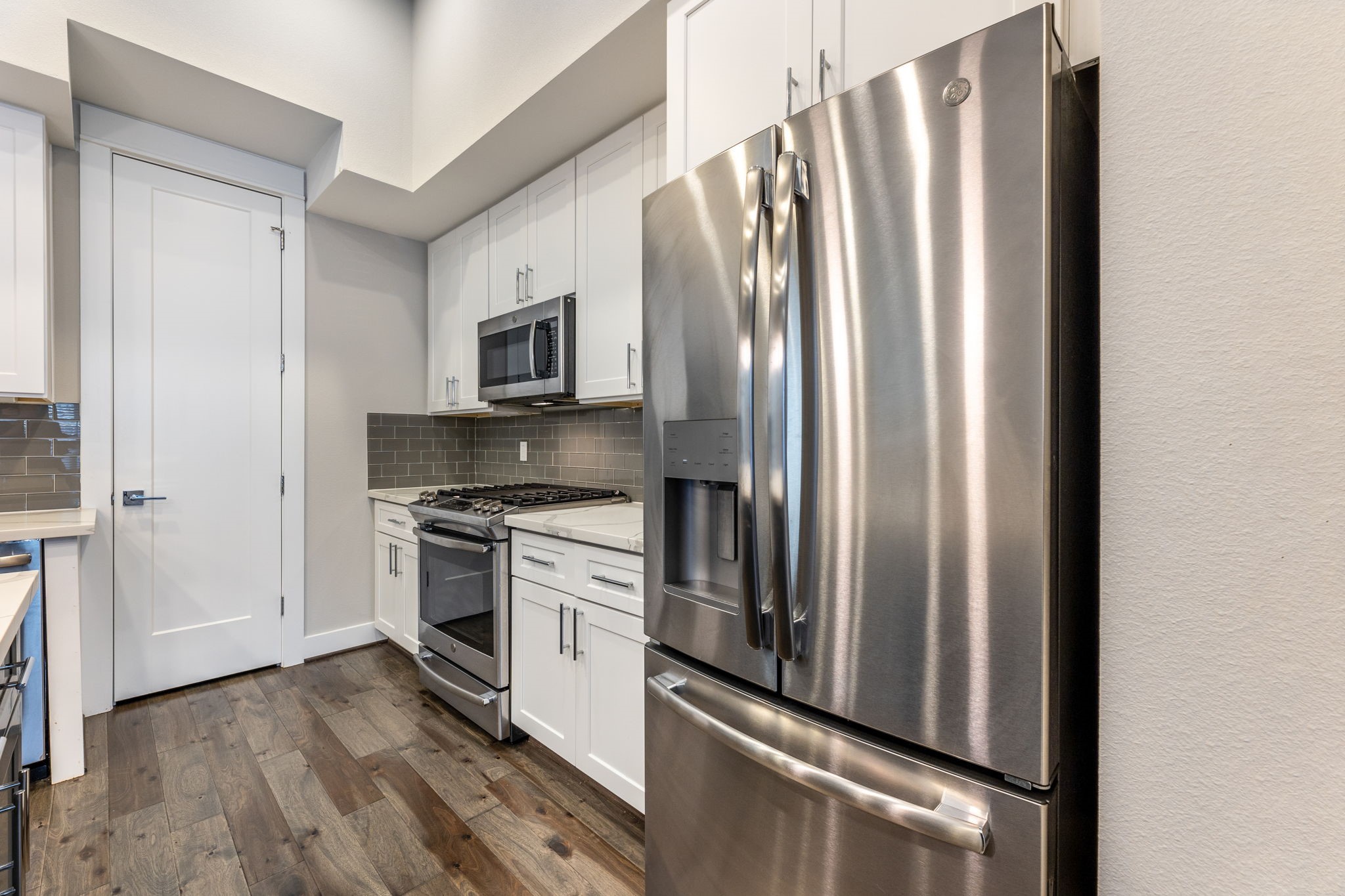 806 Thornton Road, Unit B Houston, TX 77018 - Photo 7 of 28 a kitchen with stainless steel appliances a refrigerator stove and microwave