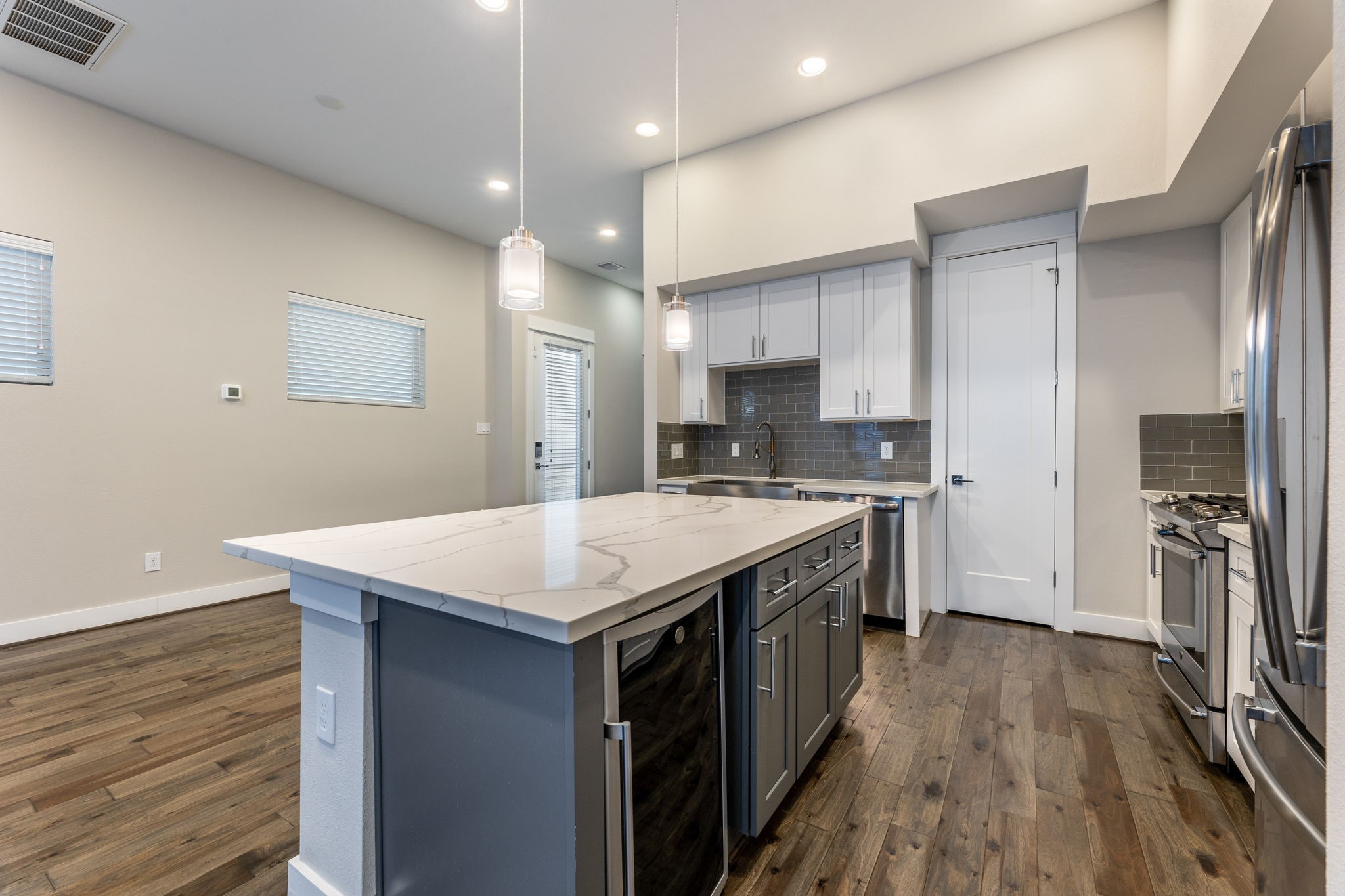 806 Thornton Road, Unit B Houston, TX 77018 - Photo 8 of 28 a kitchen with a stove a sink and a refrigerator