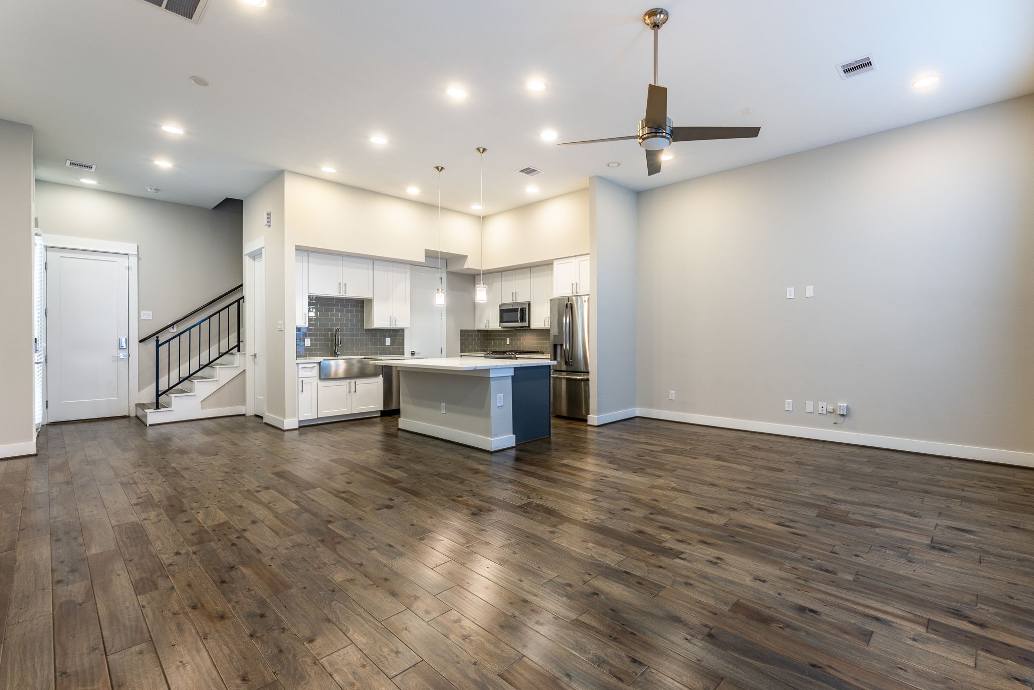 806 Thornton Road, Unit B Houston, TX 77018 - Photo 9 of 28 a view of kitchen with wooden floor