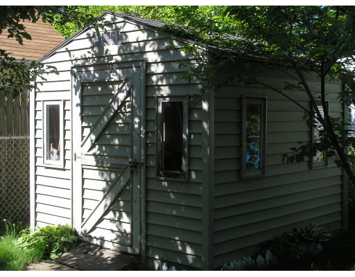 207 Prentice Street Springfield, MA 01104 - Photo 5 of 21 a view of a house with a tree