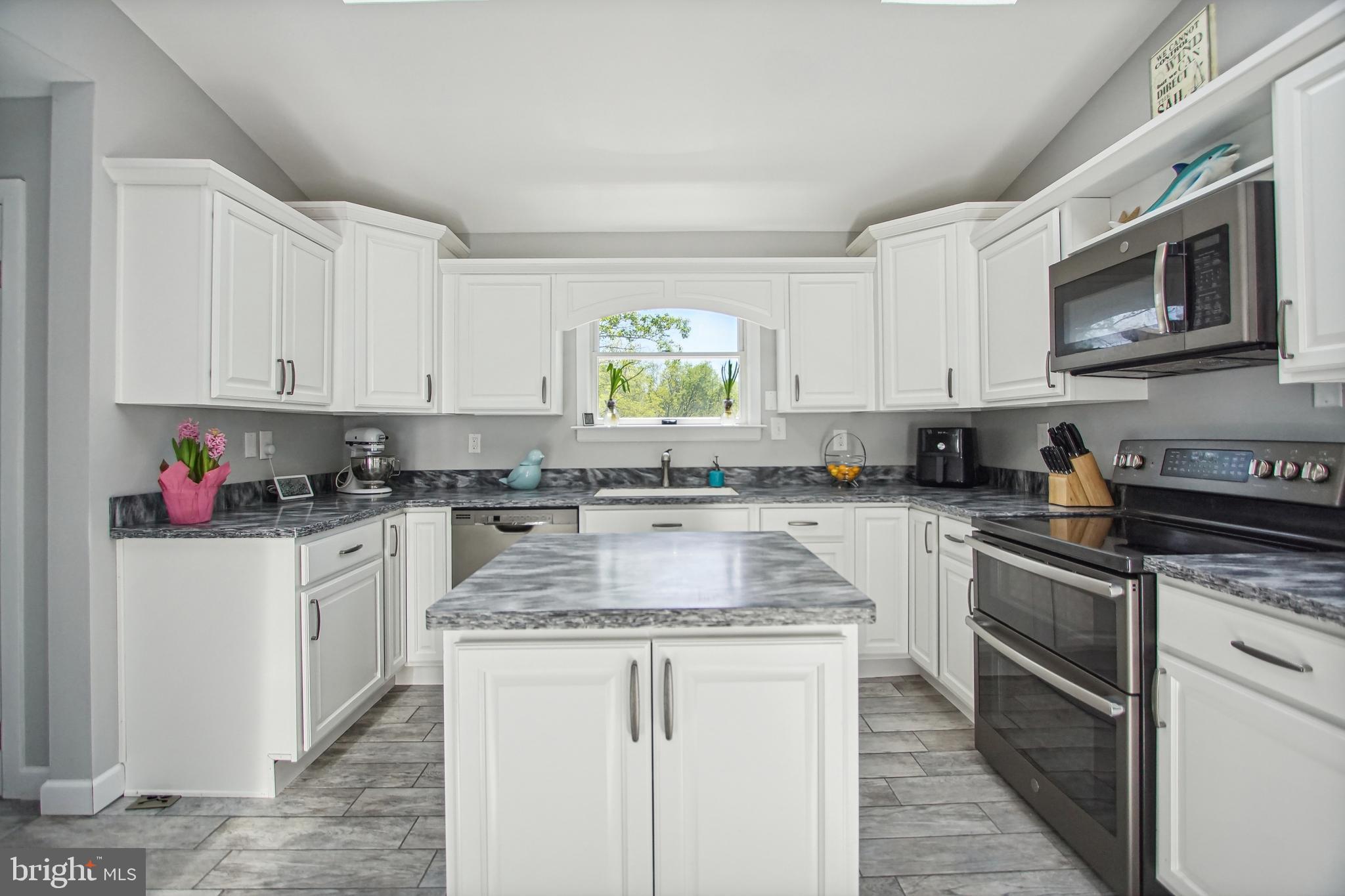 8675 Rue Court Owings, MD 20736 - Photo 22 of 50 Kitchen with skylight
