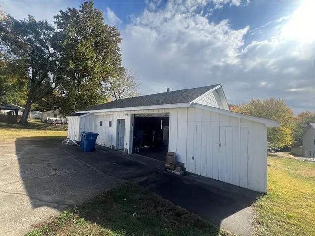 $275,000 | 2943 North Walnut Street, Avondale, MO 64117