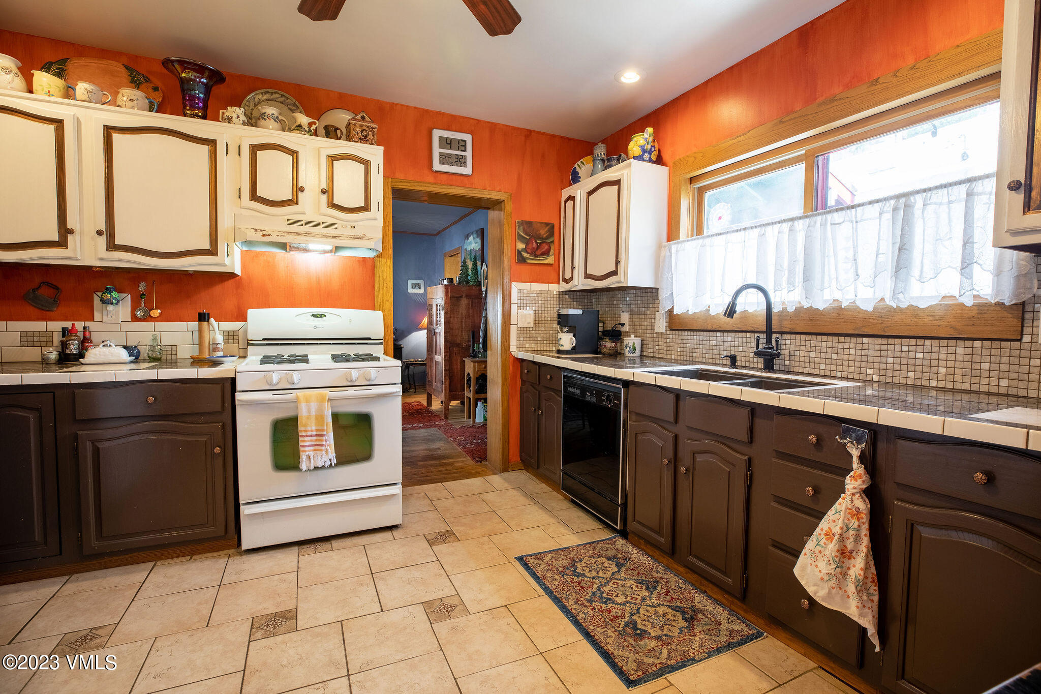 407 Eagle Street Red Cliff, CO 81649 - Photo 7 of 22 407_eagle_st_interior_kitchen