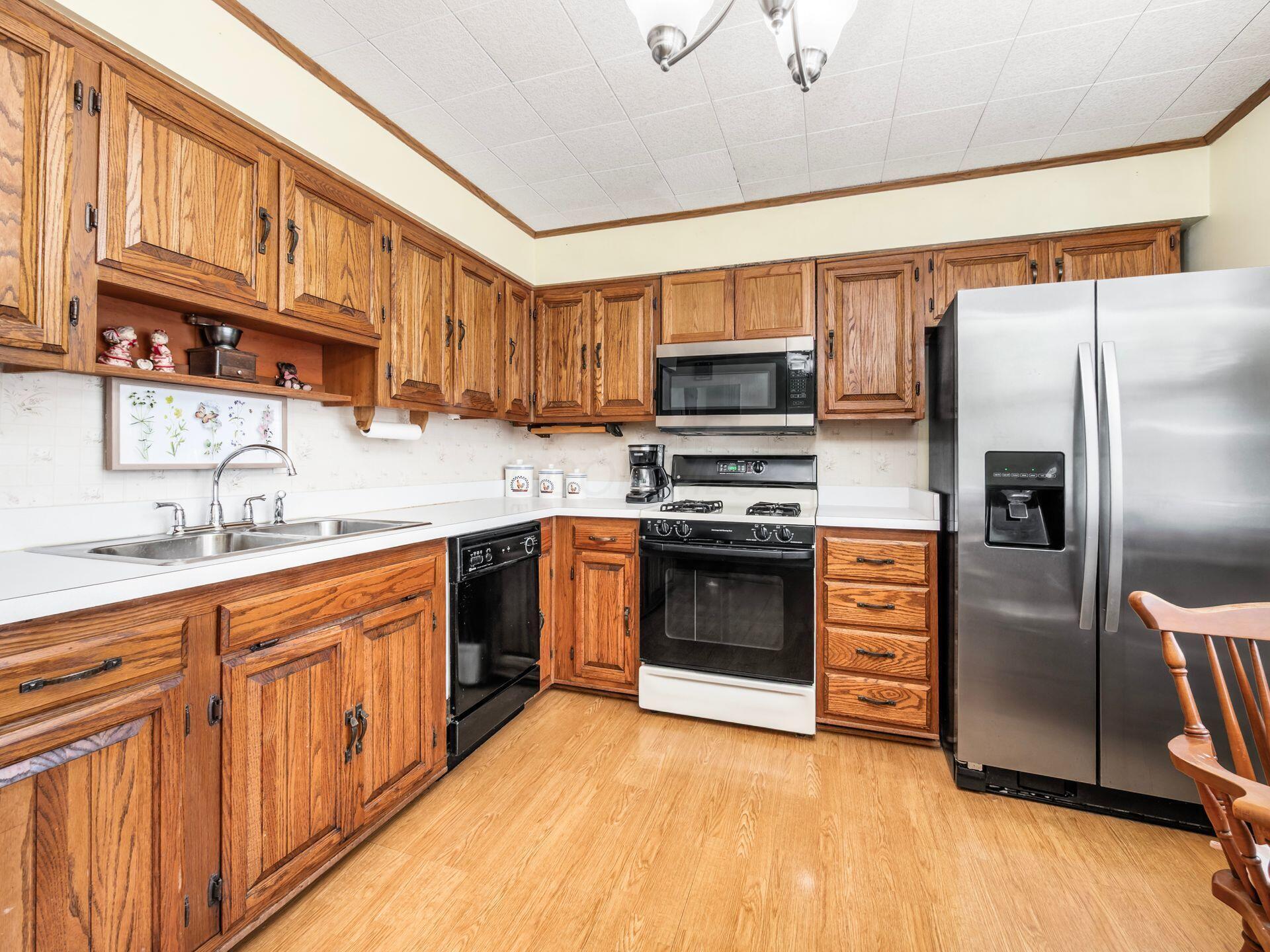 6464 Karl Road Columbus, OH 43229 - Photo 13 of 43 014_b04344_N 6464 Karl Rd 098