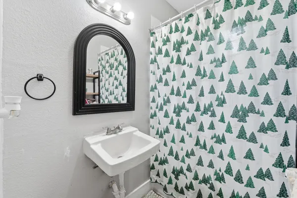 $300,000 | 4426 Canal Street, Houston, TX 77011