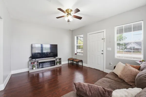 $300,000 | 4426 Canal Street, Houston, TX 77011