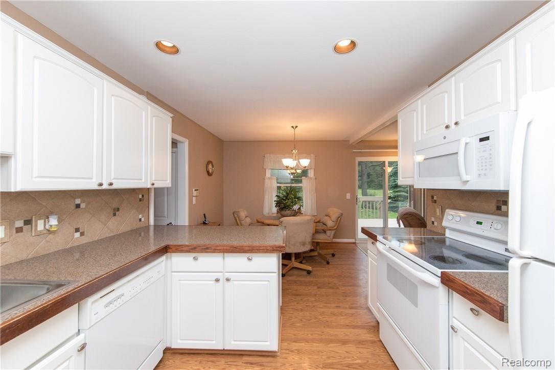 6805 Oakhill Road Clarkston, MI 48348 - Photo 6 of 75 Kitchen2.jpg