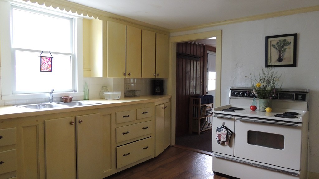 21 Queen Anne Road Harwich, MA 02645 - Photo 3 of 12 Gallery Image 3
