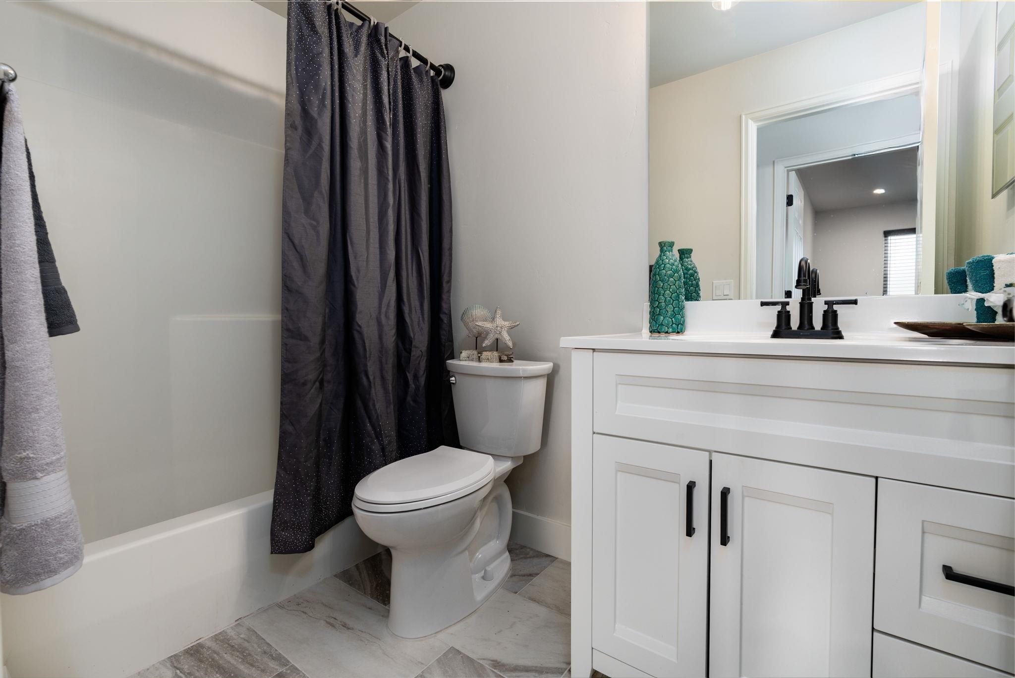 411 Cedar Glen Way Fruita, CO 81521 - Photo 19 of 25 a bathroom with a sink toilet and shower