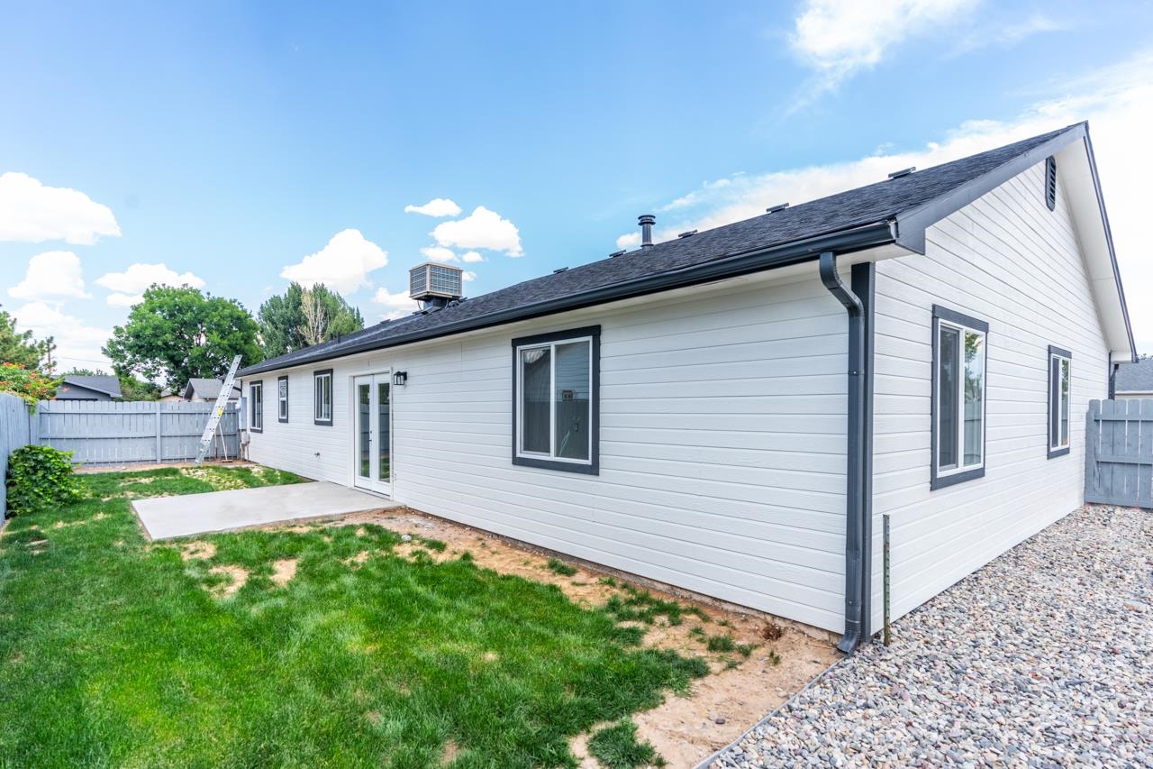 411 Cedar Glen Way Fruita, CO 81521 - Photo 24 of 25 a backyard of a house with table and chairs
