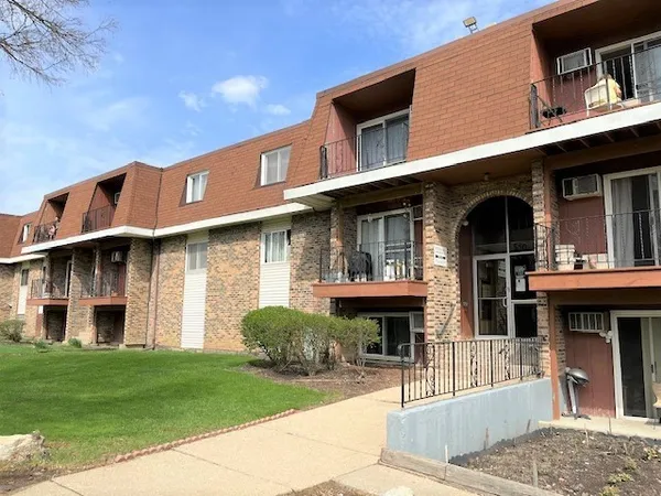 $179,900 | 580 Mesa Drive, Unit 201, Hoffman Estates, IL 60169