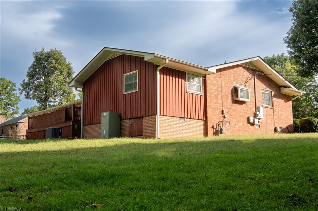 207 Forest Drive Graham, NC 27253 - Photo 5 of 34 Rear View.