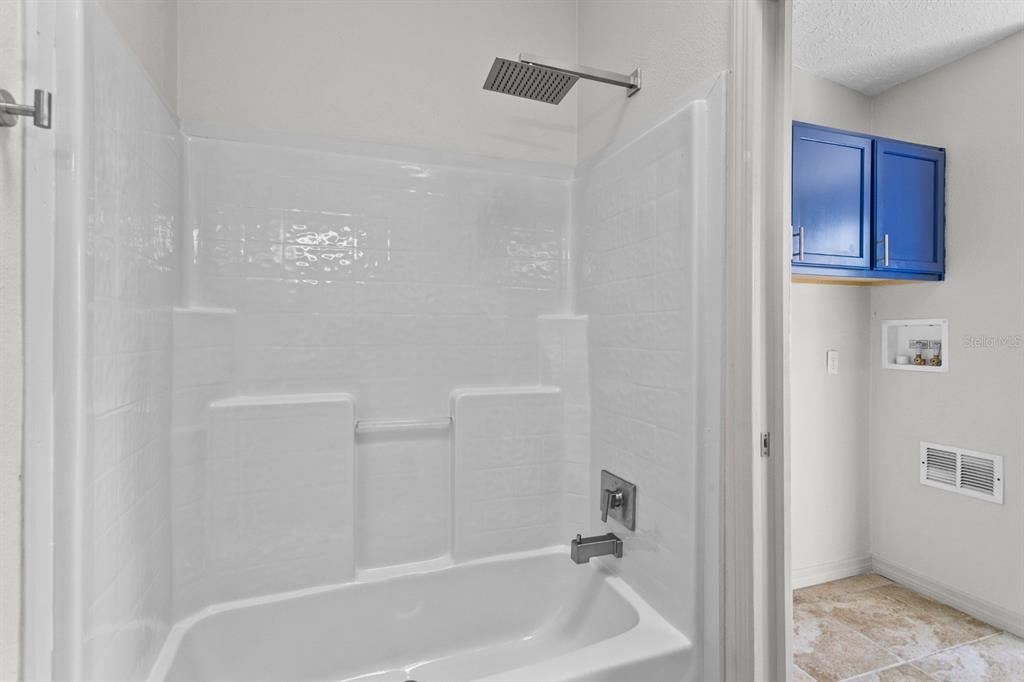 4793 Sunset Road St. Cloud, FL 34771 - Photo 20 of 28 a bathroom with a tub