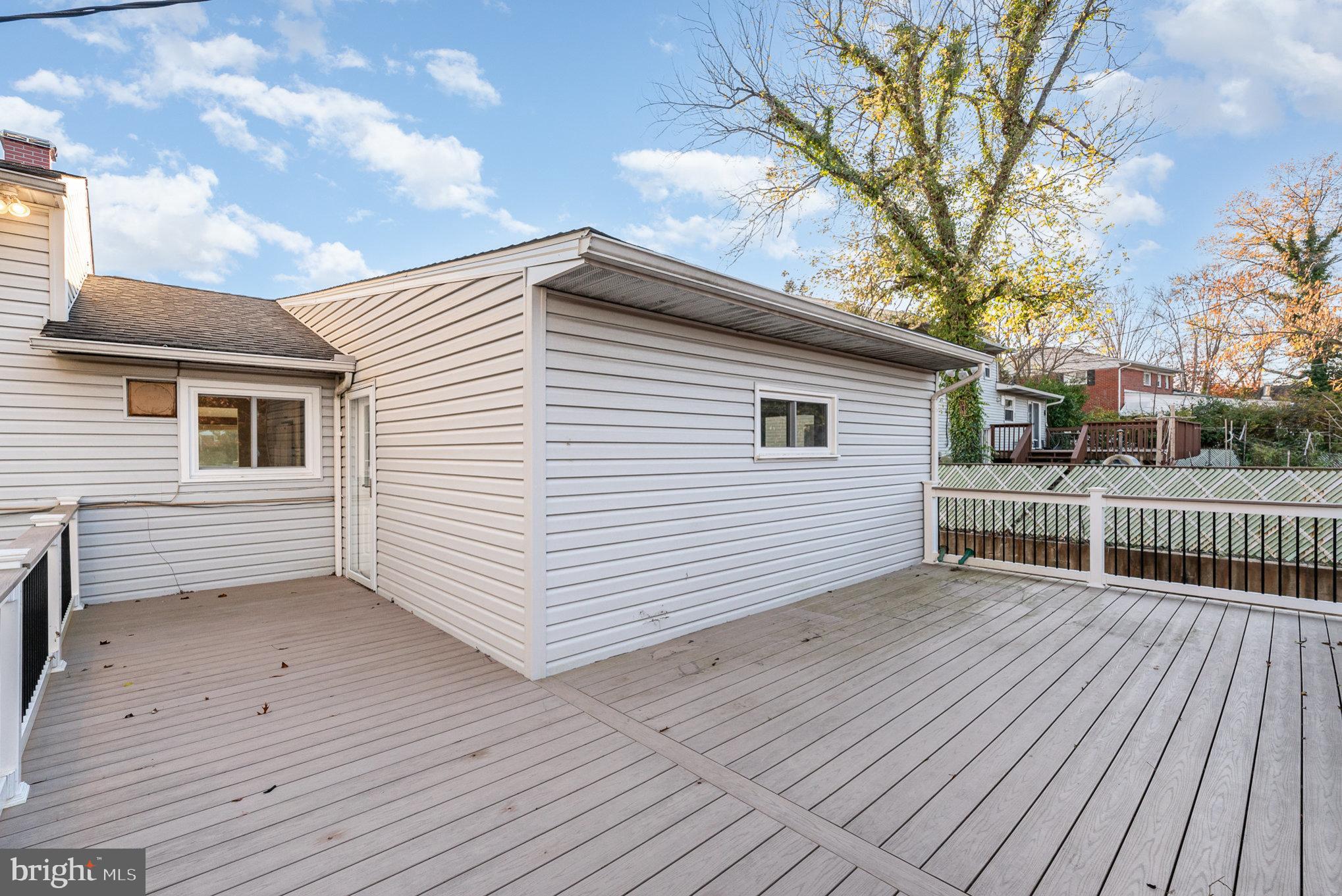 8 Dunwich Road Lutherville-Timonium, MD 21093 - Photo 21 of 23 Large vinyl deck