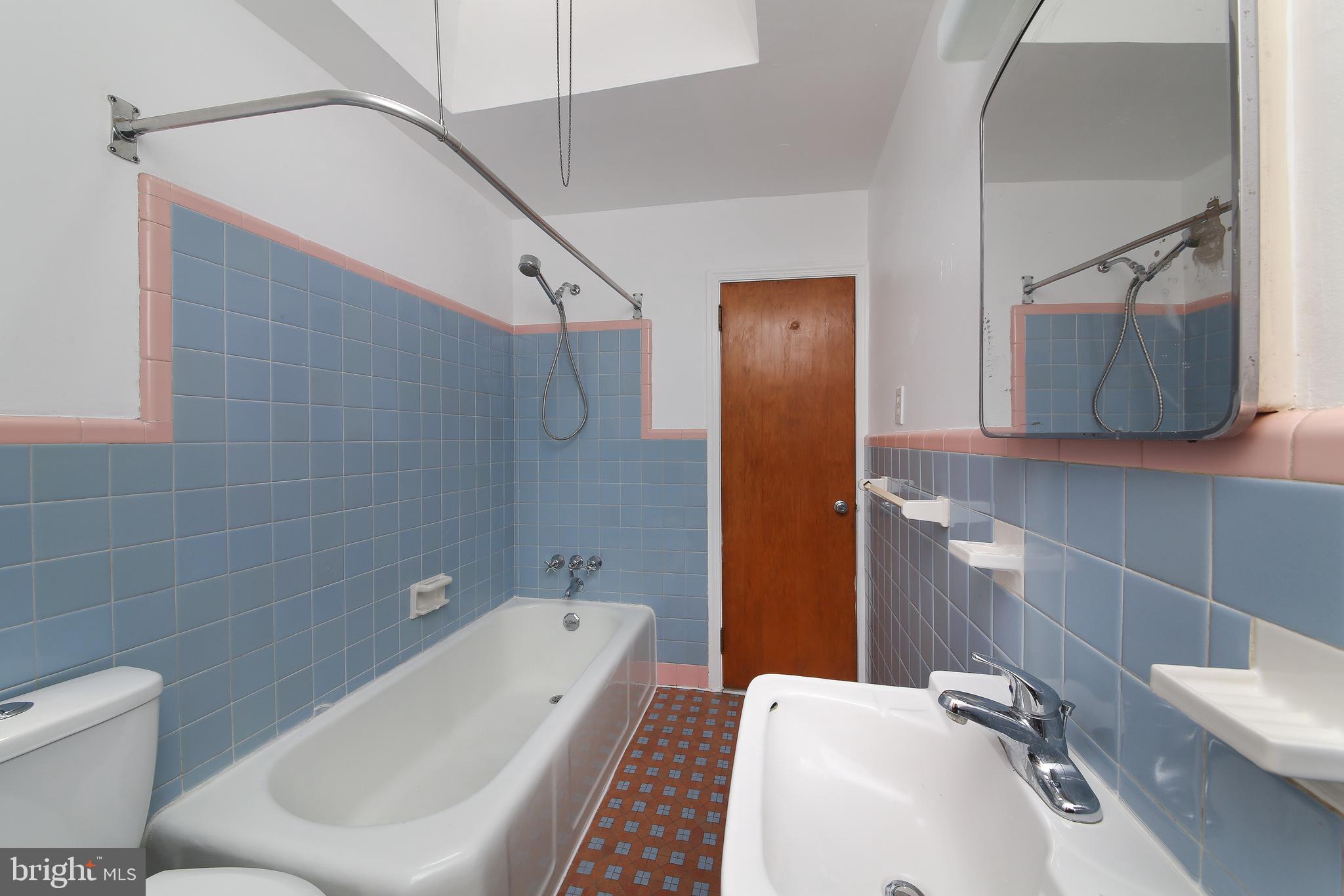 7236 Dungan Road Philadelphia, PA 19111 - Photo 20 of 22 Second Floor Full Bathroom