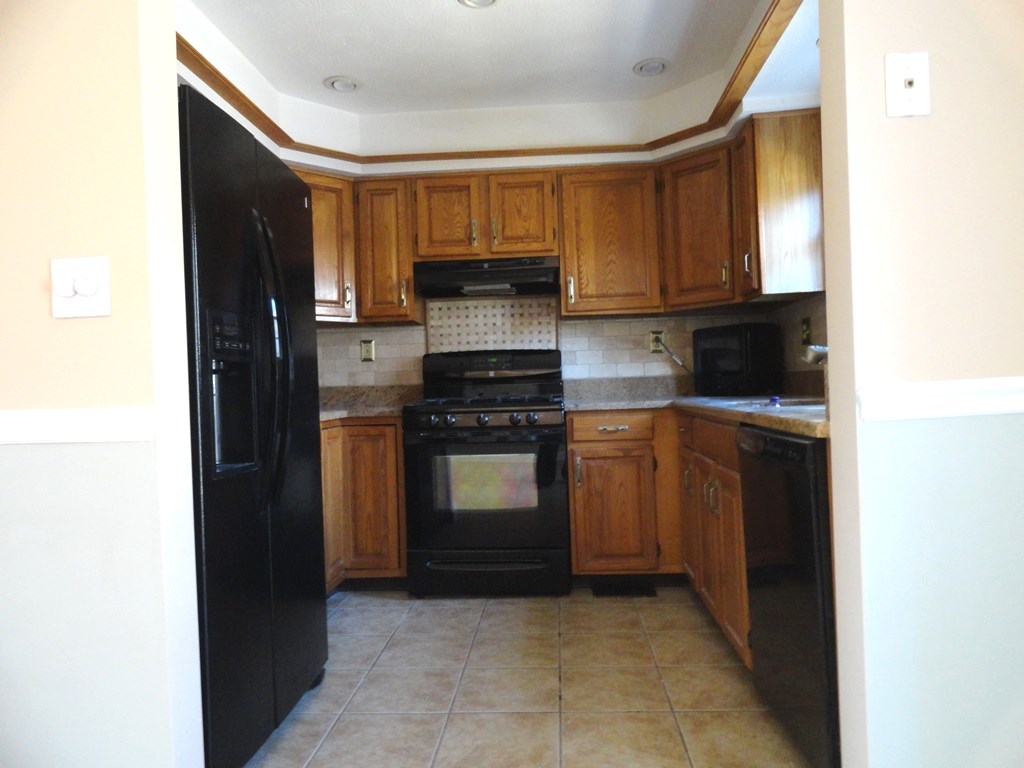 39 Riviera Road Hudson, NH 03051 - Photo 5 of 12