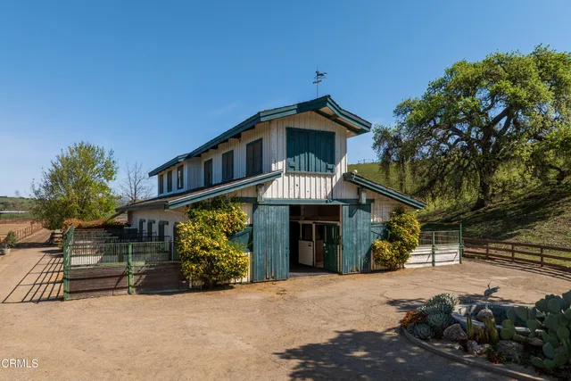 a view of a yard with an trees