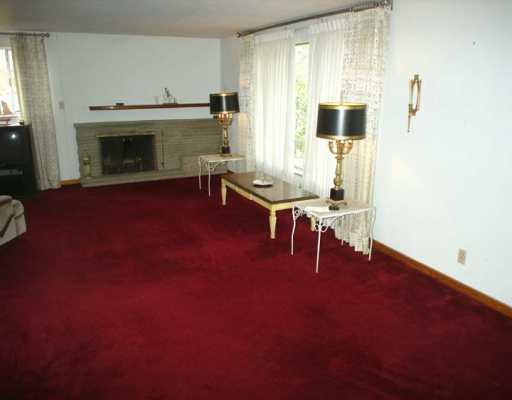 3221 Apache Road Bethel Park, PA 15241 - Photo 5 of 8 Living Room.
