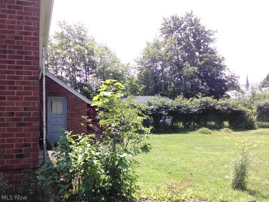 1404 South Green Road Cleveland, OH 44121 - Photo 21 of 23 Privacy fence