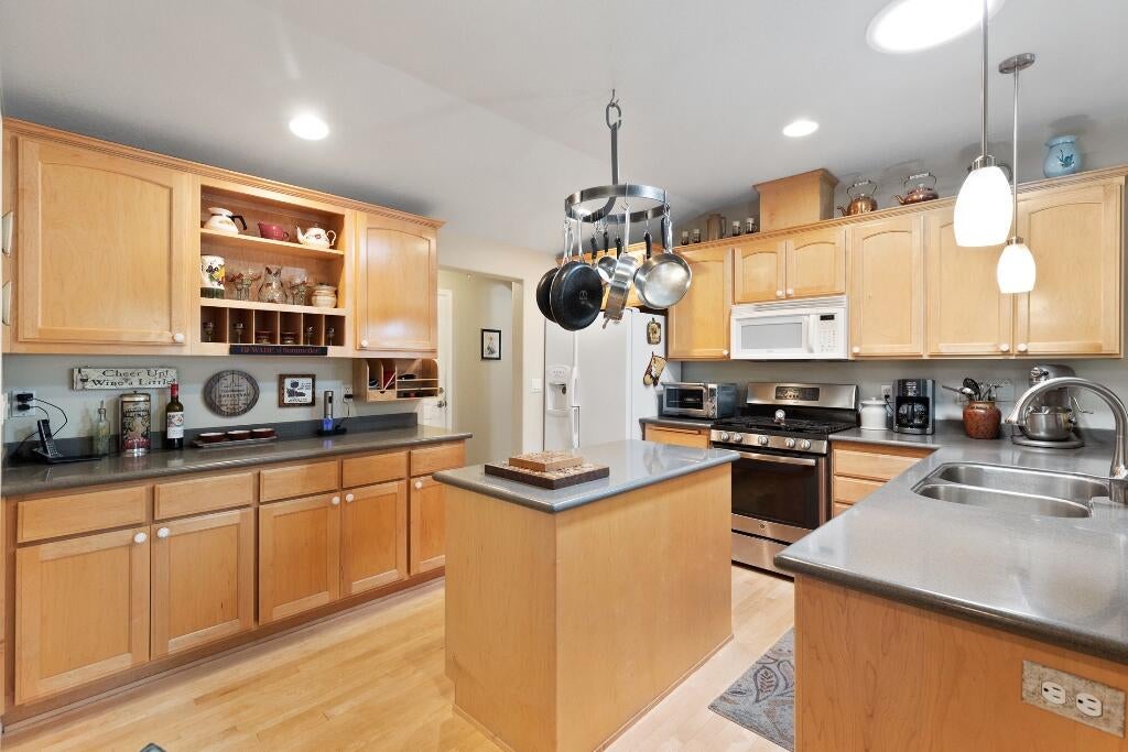 745 Eric Loop Grants Pass, OR 97526 - Photo 8 of 46 d3_kitchen_745-Eric-Loop