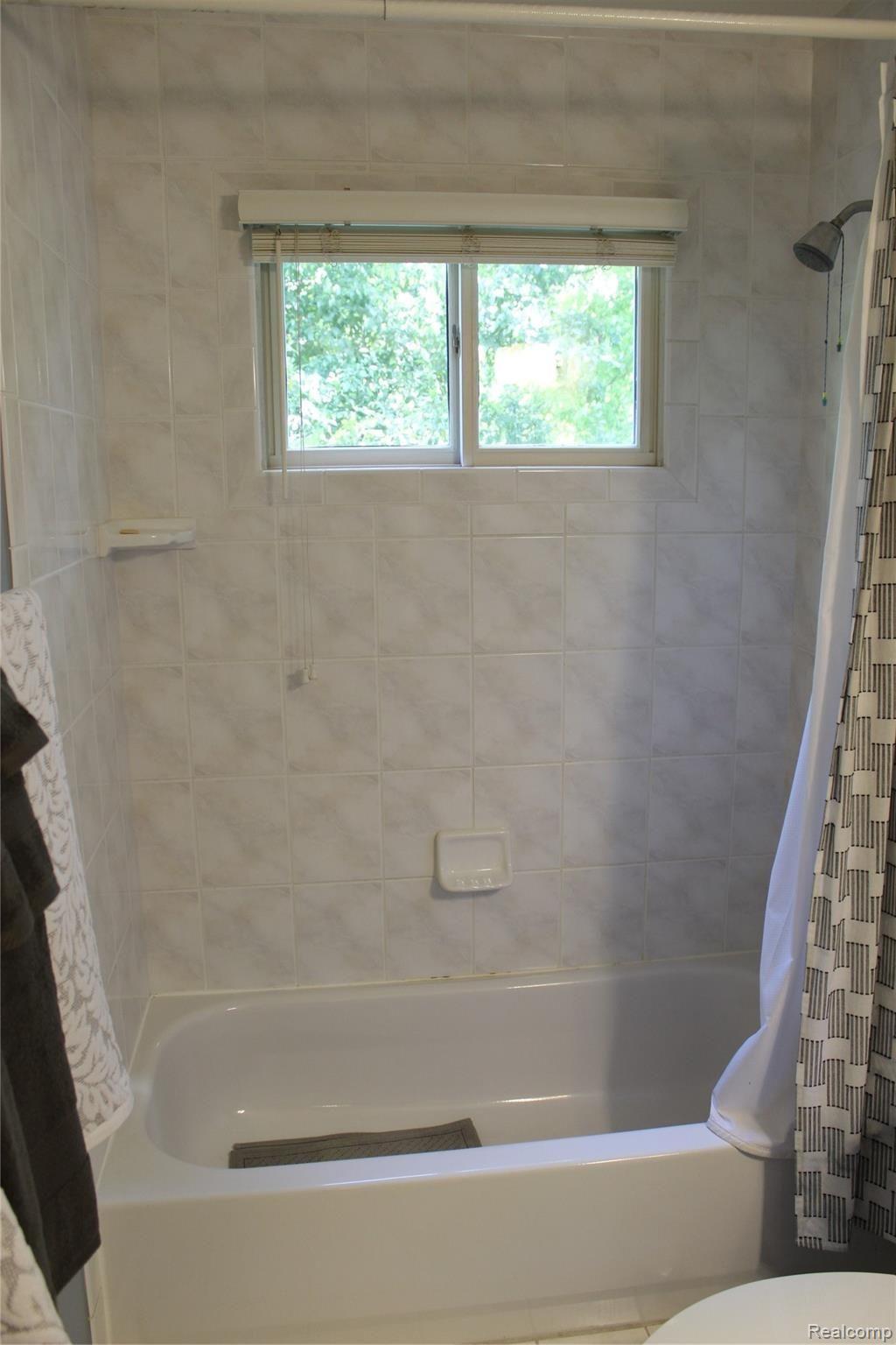 2670 East Wardlow Road Highland, MI 48356 - Photo 29 of 99 ceramic tile tub surround